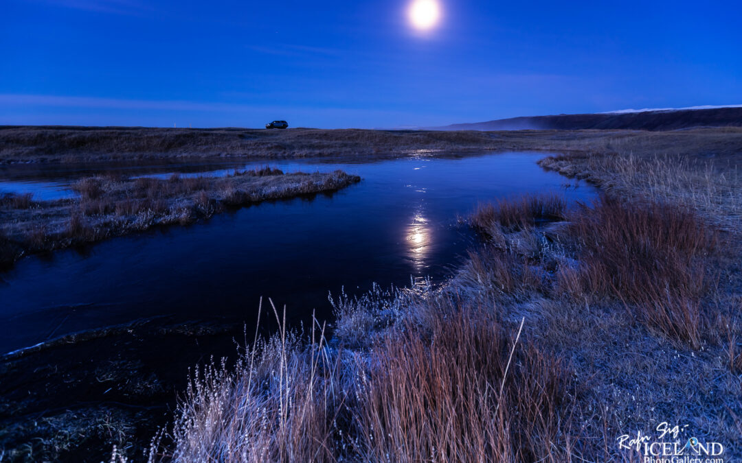 Iceland Landscape Night photo │ Hlíðarvatn at Selvogur │ morning twilight Moon