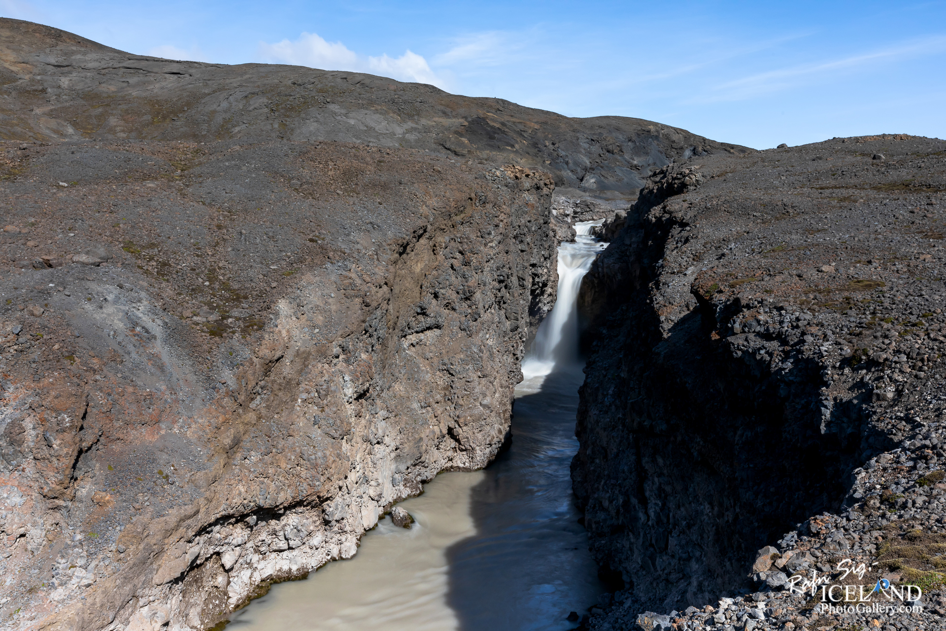 Nýjifoss or Leynifoss and the river Farið in the Highlands