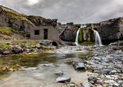 Lítill fallegur foss. Virkjun er fyrir neðan fossinn og áin hefur verið stífluð